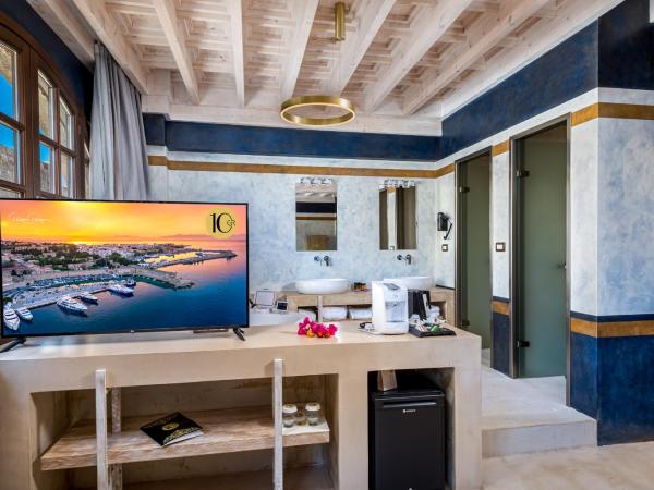 10GR Boutique Hotel & Wine Bar : photo 5 de la chambre suite supérieure lindos avec bain à remous