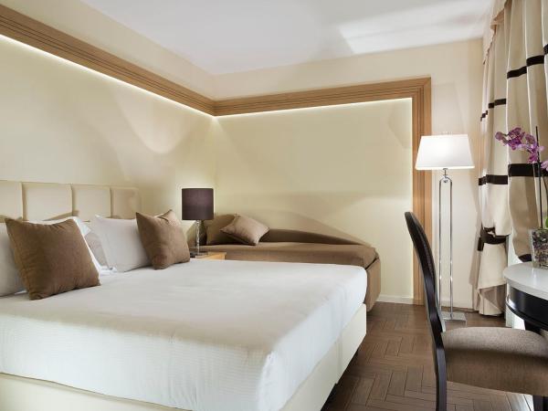 Erbavoglio Hotel : photo 2 de la chambre chambre triple avec balcon