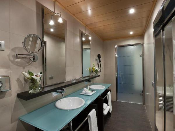 NH Collection Sevilla : photo 7 de la chambre chambre familiale adjacente (3 adultes + 1 enfant)