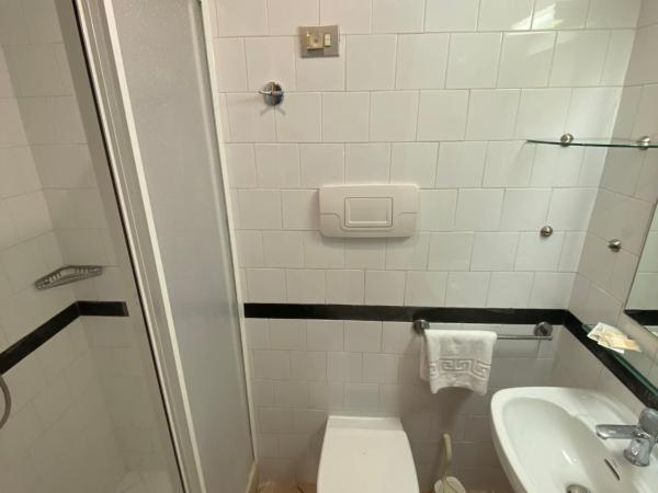 Hotel Europeo Napoli : photo 4 de la chambre chambre double avec petit lit double