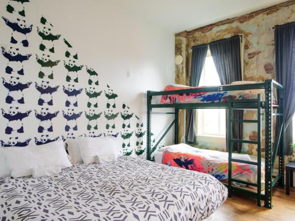 Hostel Fish : photo 1 de la chambre chambre quadruple avec salle de bains commune