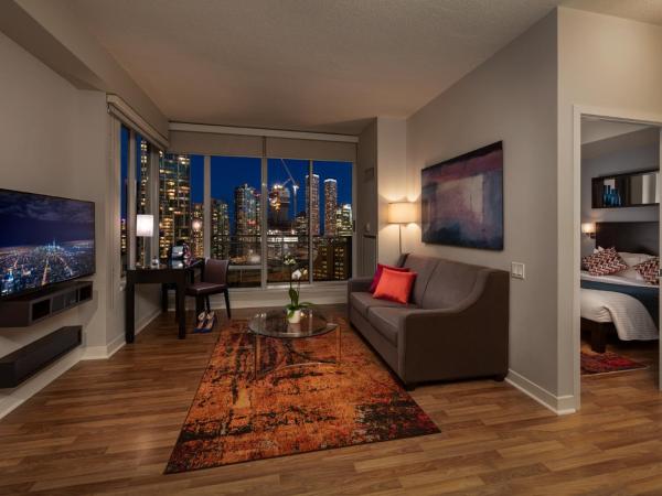 Executive Hotel Cosmopolitan Toronto : photo 2 de la chambre suite familiale avec canapé-lit