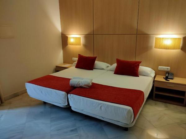 Hotel Boutique Convento Cádiz : photo 1 de la chambre chambre lits jumeaux pour personnes à mobilité réduite