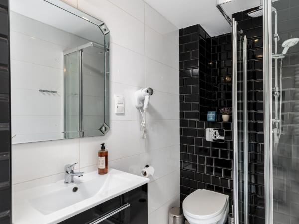 Z14 Boutique Residence - Krakow Old Town : photo 7 de la chambre suite deluxe avec lit king-size, hébergement de 40 m2 avec terrasse et climatisation