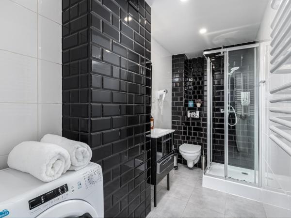 Z14 Boutique Residence - Krakow Old Town : photo 6 de la chambre suite deluxe avec lit king-size, hébergement de 40 m2 avec terrasse et climatisation