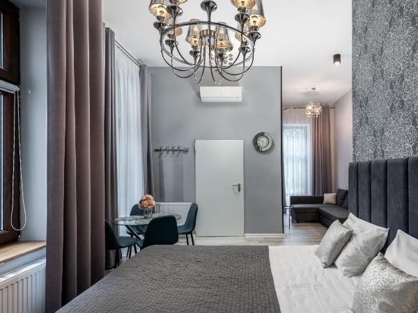 Z14 Boutique Residence - Krakow Old Town : photo 3 de la chambre suite deluxe avec lit king-size, hébergement de 40 m2 avec terrasse et climatisation