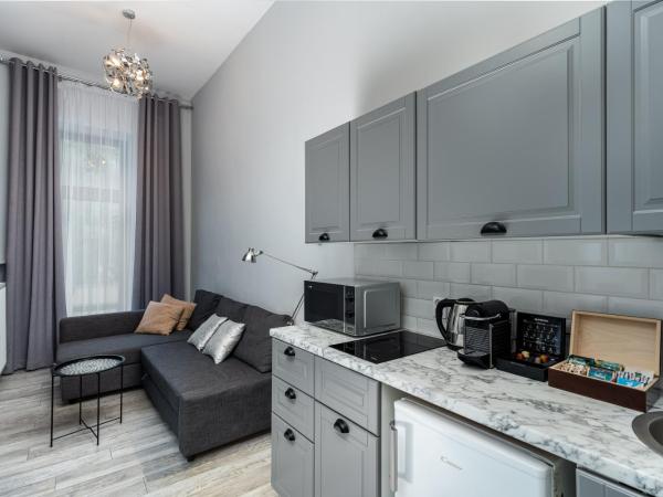 Z14 Boutique Residence - Krakow Old Town : photo 4 de la chambre suite deluxe avec lit king-size, hébergement de 40 m2 avec terrasse et climatisation