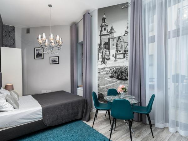 Z14 Boutique Residence - Krakow Old Town : photo 5 de la chambre suite deluxe avec lit king-size, hébergement de 40 m2 avec terrasse et climatisation