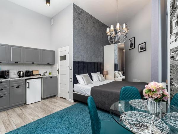 Z14 Boutique Residence - Krakow Old Town : photo 2 de la chambre suite deluxe avec lit king-size, hébergement de 40 m2 avec terrasse et climatisation