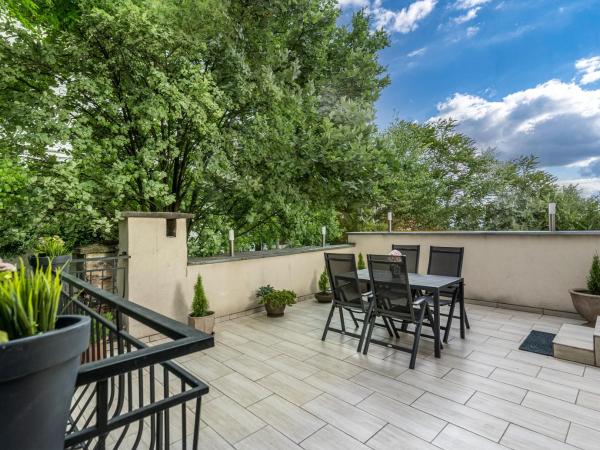 Z14 Boutique Residence - Krakow Old Town : photo 9 de la chambre suite deluxe avec lit king-size, hébergement de 40 m2 avec terrasse et climatisation