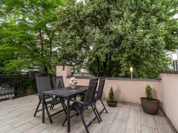 Z14 Boutique Residence - Krakow Old Town : photo 10 de la chambre suite deluxe avec lit king-size, hébergement de 40 m2 avec terrasse et climatisation