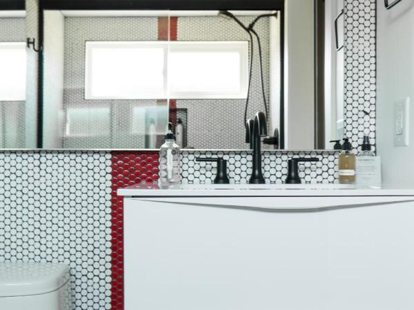 Ironwood Grove, Tiny House Hotel : photo 8 de la chambre suite lit queen-size