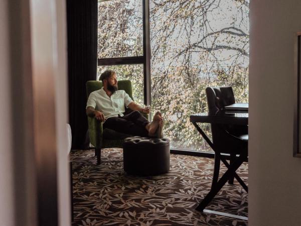 The George : photo 1 de la chambre suite de luxe avec baignoire spa