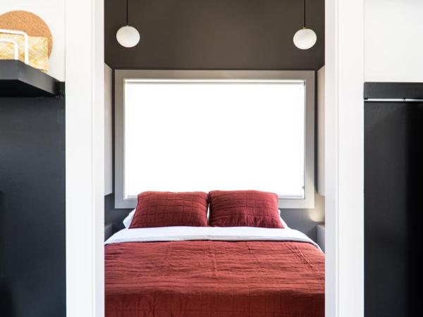 Ironwood Grove, Tiny House Hotel : photo 4 de la chambre suite avec balcon