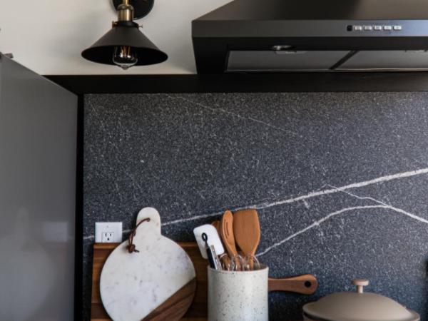 Ironwood Grove, Tiny House Hotel : photo 8 de la chambre suite avec balcon