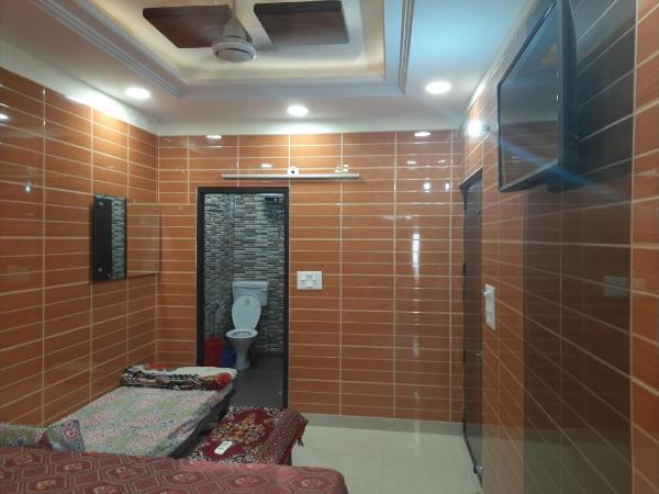 Room in Guest room - Posh Foreigner Place Luxury Room In Lajpat Nagar : photo 4 de la chambre  chambre triple