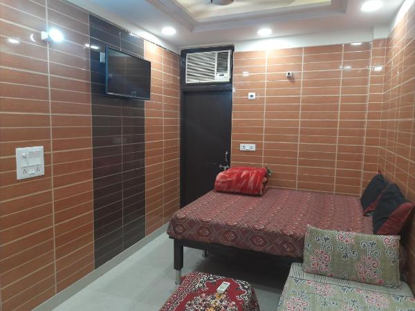 Room in Guest room - Posh Foreigner Place Luxury Room In Lajpat Nagar : photo 5 de la chambre chambre triple