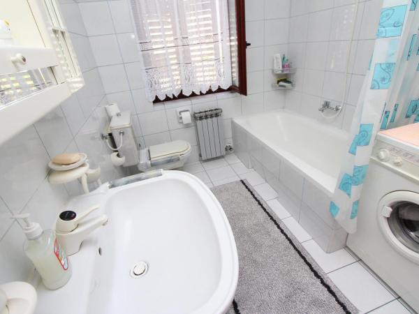 Rooms and Apartment Sanja : photo 8 de la chambre chambre double avec salle de bains commune