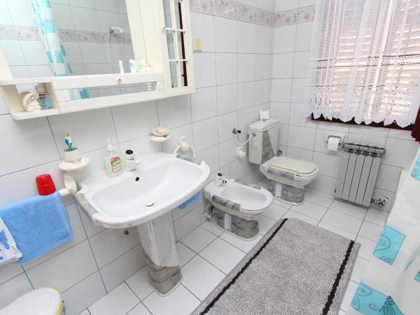 Rooms and Apartment Sanja : photo 9 de la chambre chambre double avec salle de bains commune