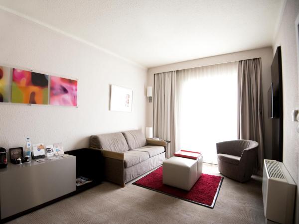 Novotel Athens : photo 6 de la chambre suite avec 1 lit double et 1 canapé-lit