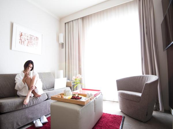 Novotel Athens : photo 4 de la chambre suite avec 1 lit double et 1 canapé-lit