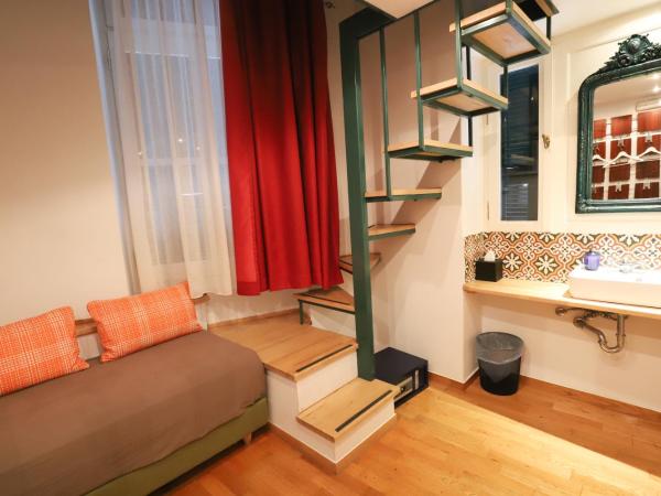City Circus Athens : photo 1 de la chambre chambre double ou lits jumeaux standard avec lit d'appoint