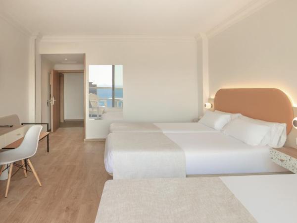 Hotel RH Victoria & Spa : photo 2 de la chambre chambre triple deluxe avec terrasse - vue sur mer (3 adultes)