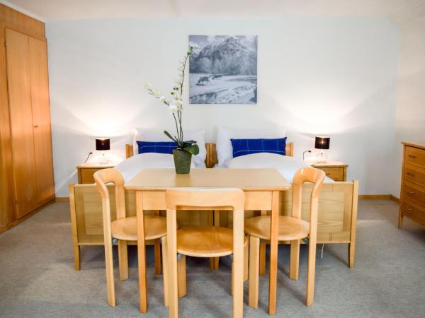 First Lodge : photo 3 de la chambre chambre double ou lits jumeaux avec salle de bains privative