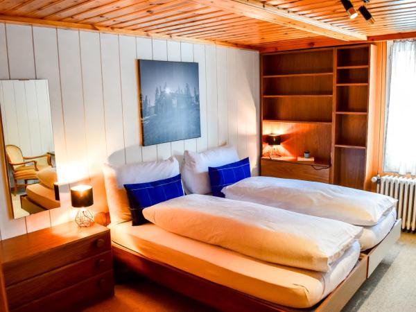 First Lodge : photo 1 de la chambre chambre double ou lits jumeaux avec salle de bains privative