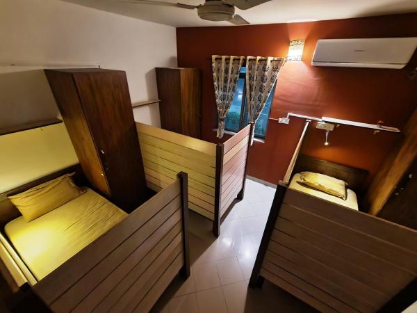 Hostel Lifespace- Garden Bungalow with Pods, CoWork & Cafe : photo 1 de la chambre lit simple dans dortoir pour femmes