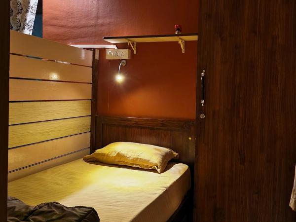 Hostel Lifespace- Garden Bungalow with Pods, CoWork & Cafe : photo 1 de la chambre lit simple dans dortoir mixte