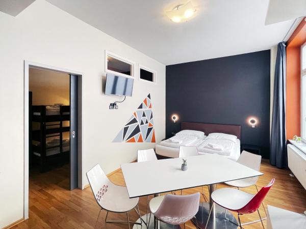 Five Elements Hostel Leipzig : photo 2 de la chambre chambre familiale supérieure avec 6 lits