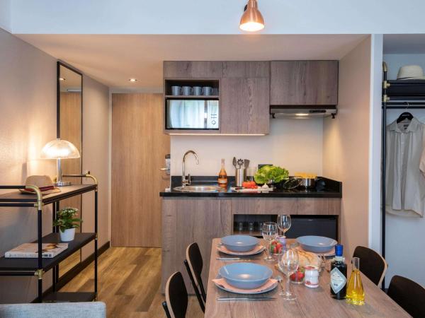Novotel Suites Nice Airport : photo 10 de la chambre studio avec kitchenette - 1 lit double et canapé-lit