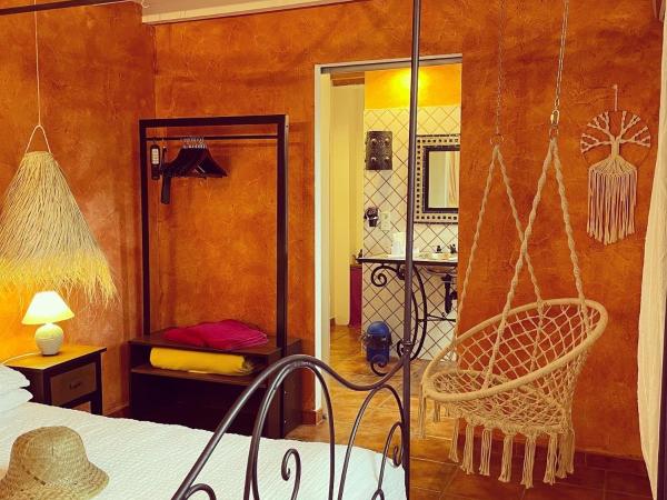 chambres d hotes Le Mas Julien piscine chauffée adult only : photo 5 de la chambre chambre double - vue sur jardin (titouan)