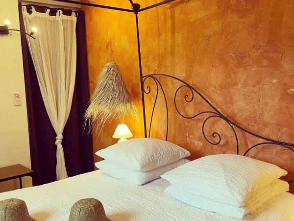 chambres d hotes Le Mas Julien piscine chauffée adult only : photo 6 de la chambre chambre double - vue sur jardin (titouan)