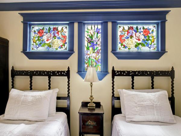 Sara's Inn on the Boulevard : photo 6 de la chambre suite lit king-size