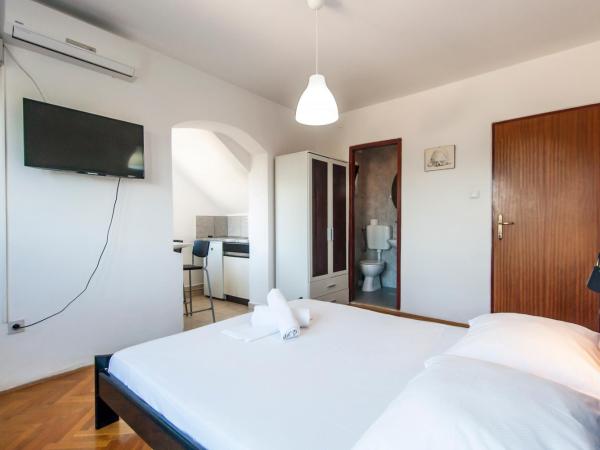 Apartments & Rooms Strčić Krk : photo 7 de la chambre chambre double avec balcon - vue sur mer