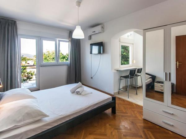 Apartments & Rooms Strčić Krk : photo 1 de la chambre chambre double avec balcon - vue sur mer