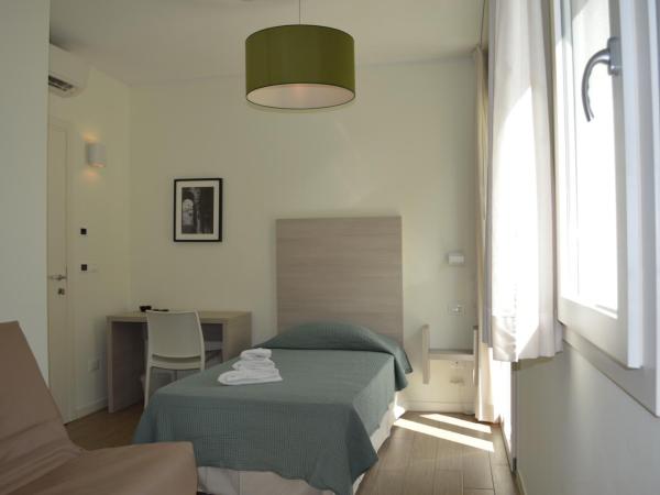 Hotel Riva e Mare : photo 1 de la chambre chambre simple avec balcon