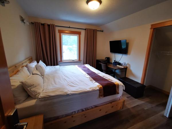 Riverfront Estate Bed&Breakfast Banff : photo 3 de la chambre chambre double avec salle de bains privative