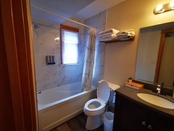 Riverfront Estate Bed&Breakfast Banff : photo 6 de la chambre chambre double avec salle de bains privative