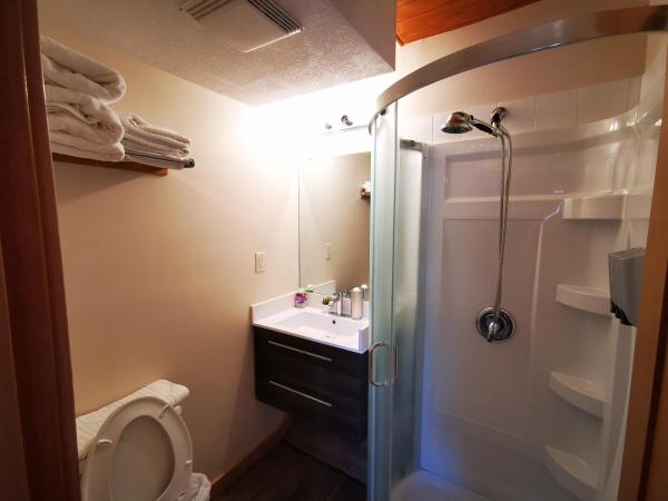 Riverfront Estate Bed&Breakfast Banff : photo 7 de la chambre chambre double avec salle de bains privative