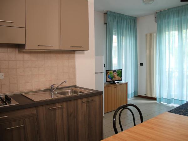 Residence Villa Azzurra : photo 5 de la chambre appartement familial