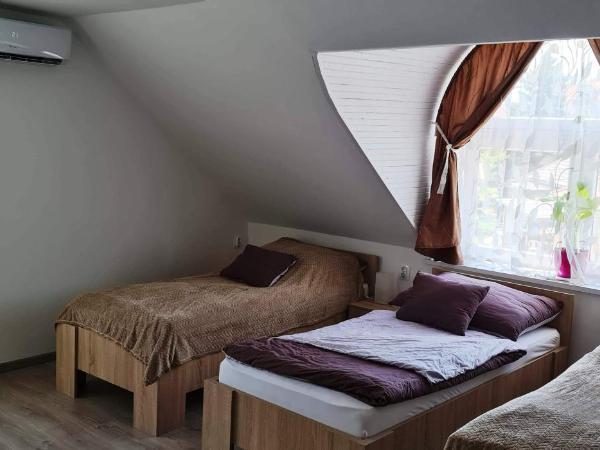 Arató Vendégház : photo 6 de la chambre chambre triple - vue sur ville