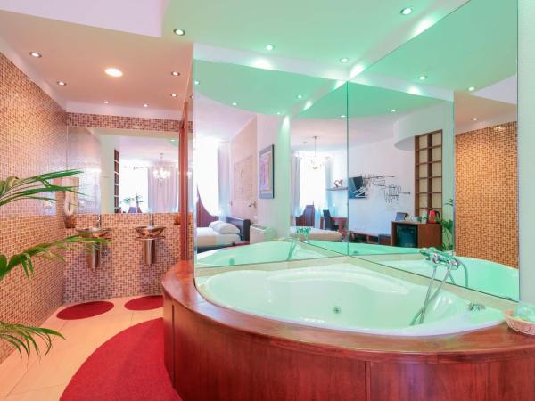 Le Suite Sul Corso : photo 10 de la chambre chambre lit queen-size avec baignoire spa