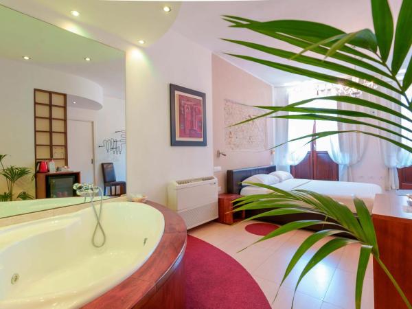 Le Suite Sul Corso : photo 4 de la chambre chambre lit queen-size avec baignoire spa