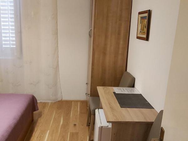 Rooms Megi : photo 2 de la chambre chambre double avec salle de bains privative extérieure