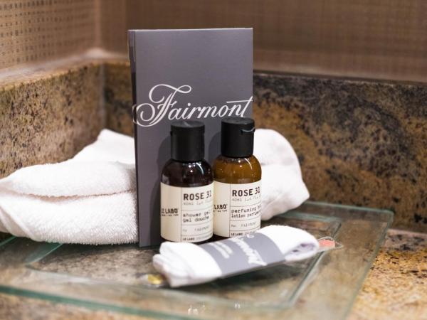 Fairmont Winnipeg : photo 2 de la chambre chambre lit queen-size - vue sur ville