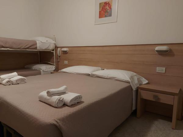 Hotel Brezza : photo 6 de la chambre chambre quadruple