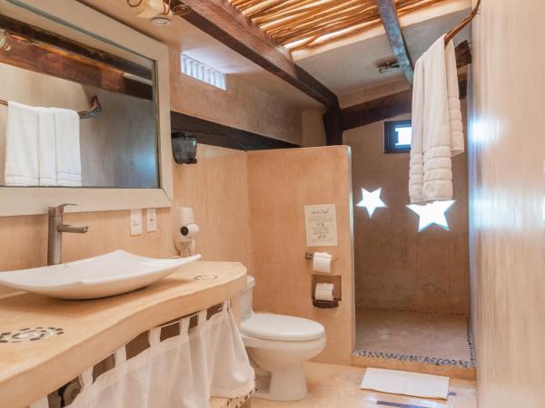 Villa Las Estrellas Tulum - located at the party zone : photo 5 de la chambre suite - vue sur piscine 